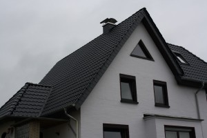 Weißes Haus mit schwarzem Dach