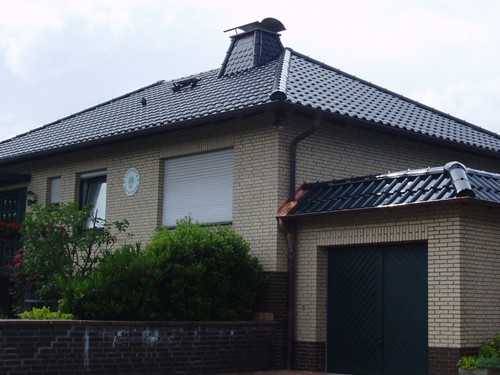 Beiges Haus mit schwarzem Dach